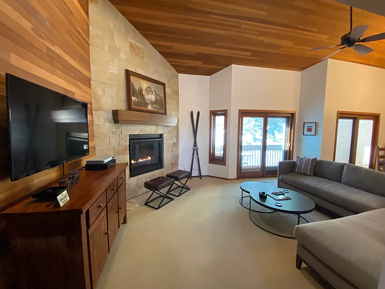 1583 Lakeside Cir — Photo 4