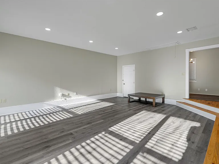406 N Bonham Dr — Photo 9