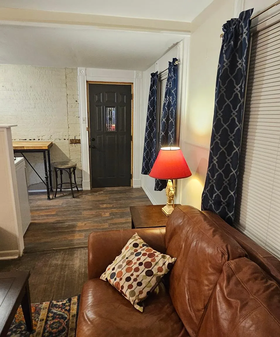 327 W 9th St — Photo 2