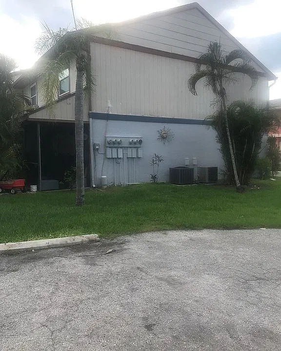 End unit close to parking 