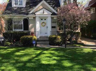 2142 Anita Ave, Grosse Pointe Woods, MI 48236