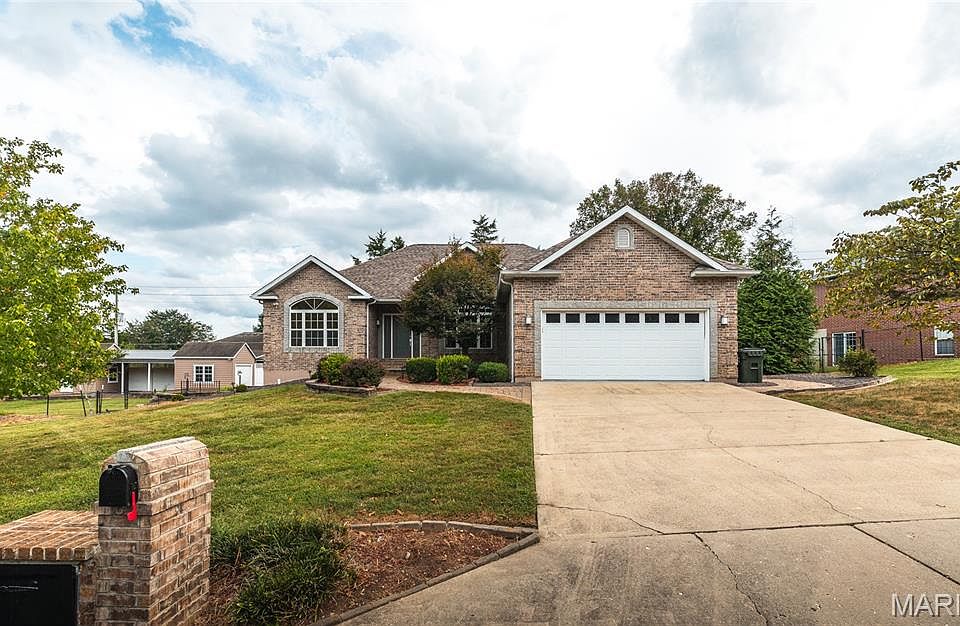 1st image of 302 Sooter Ln