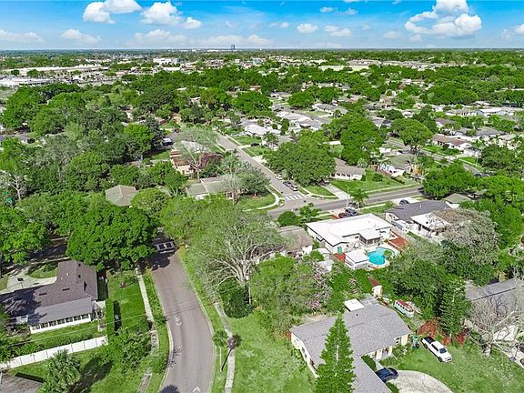 4th image of 44 Carriage Hill Cir