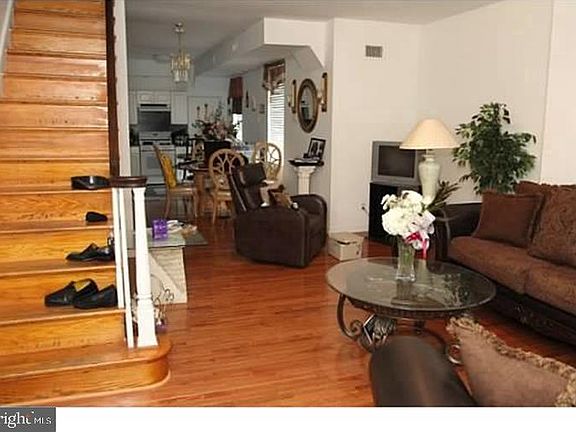 2nd image of 702 Cedar Ave