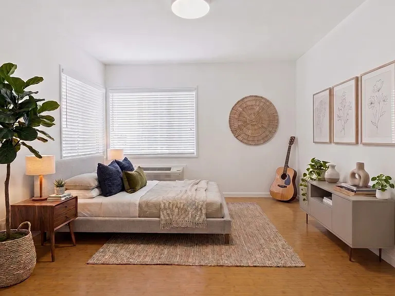 1111 Larrabee St — Photo 3