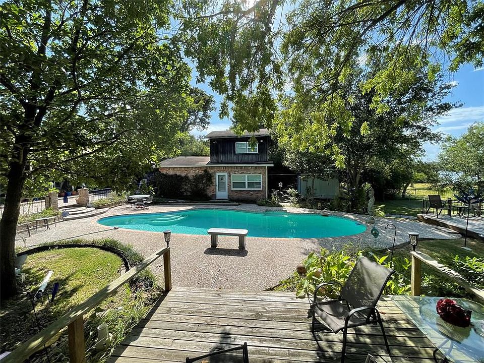 1st image of 227 Lakeshore Dr