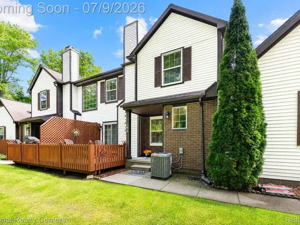 196 Barrington Cir, Lake Orion, MI 48360