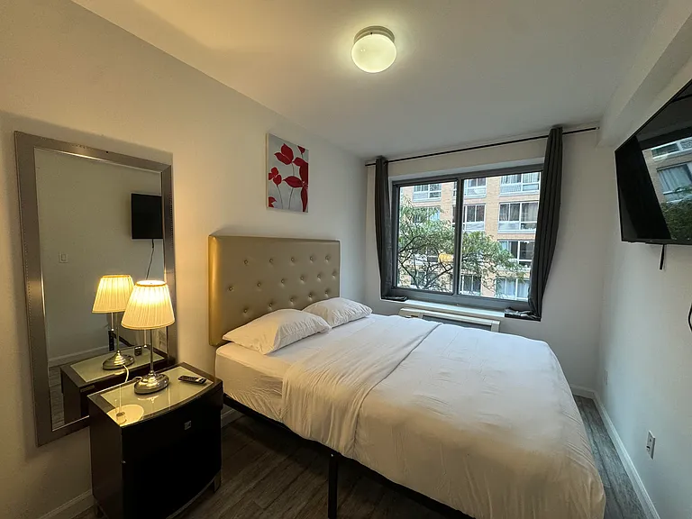 521 W 48th St #5H — Photo 2