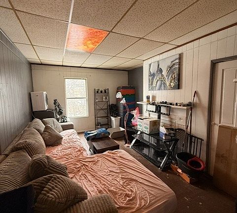 2nd image of 325 W Cunningham St
