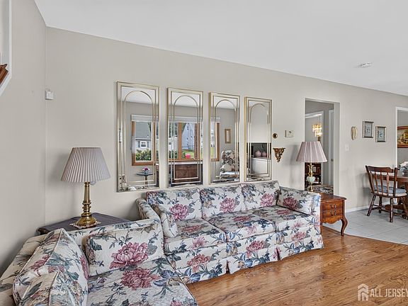 5th image of 107 Cherry St