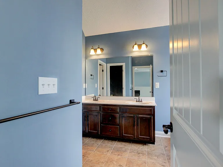 716 Cavalier Dr — Photo 20