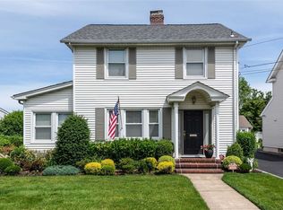 160 Ferncroft Rd, Mineola, NY 11501