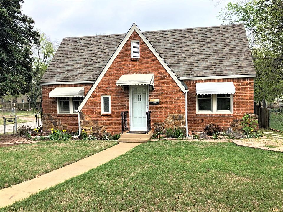 This is the front of the red brick duplex on the NE corner of 13 and Jamestown.
