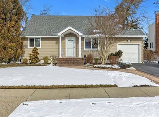 229 N Kings Ave, Massapequa, NY 11758