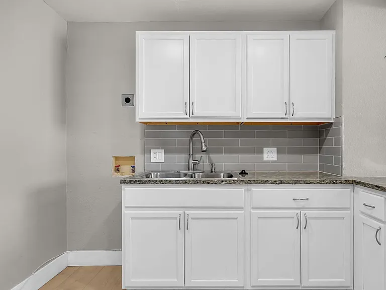 241 Linden St — Photo 5