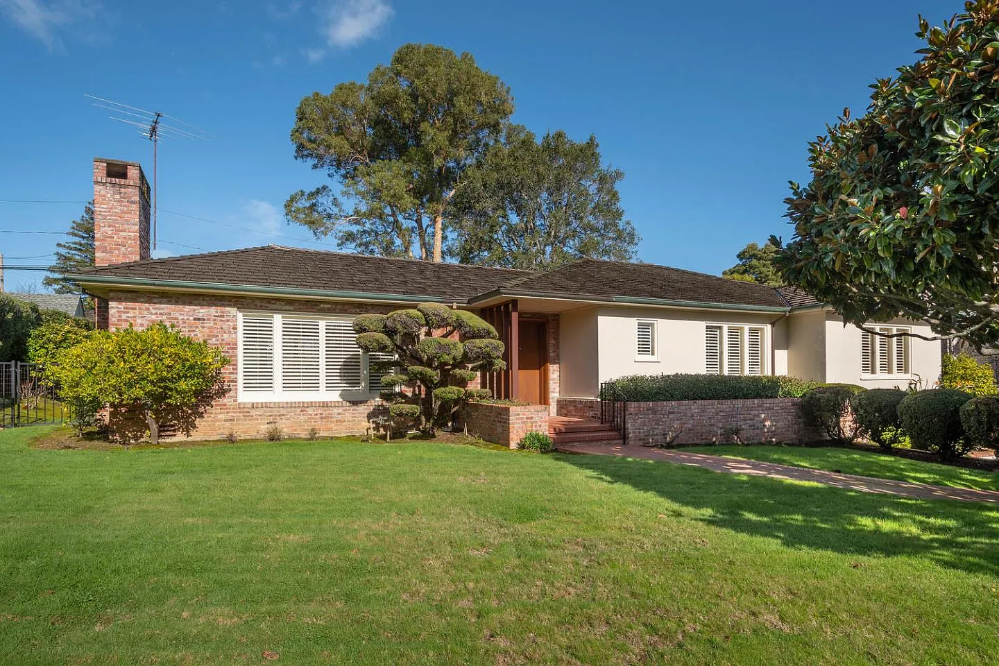 536 Ravenscourt Rd photo 1