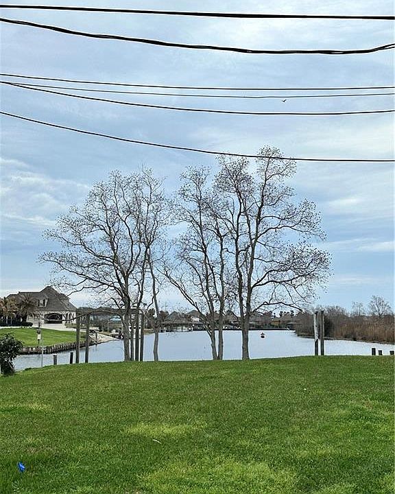 2nd image of 200 Lakeview Dr