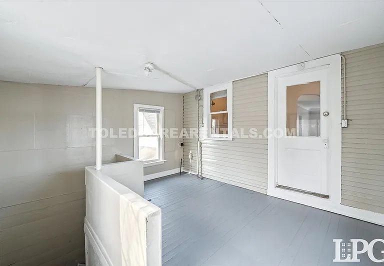 340 E Lake St — Photo 3