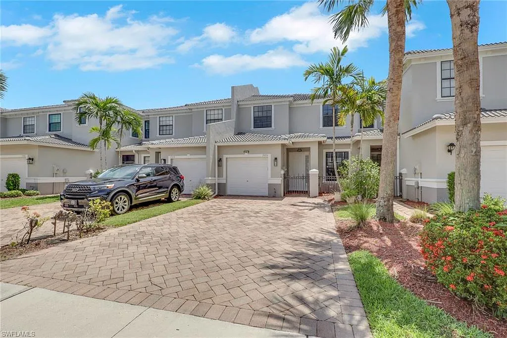 3 bed, 2.5 bath, 1667 sqft, $2,200 — Photo 1