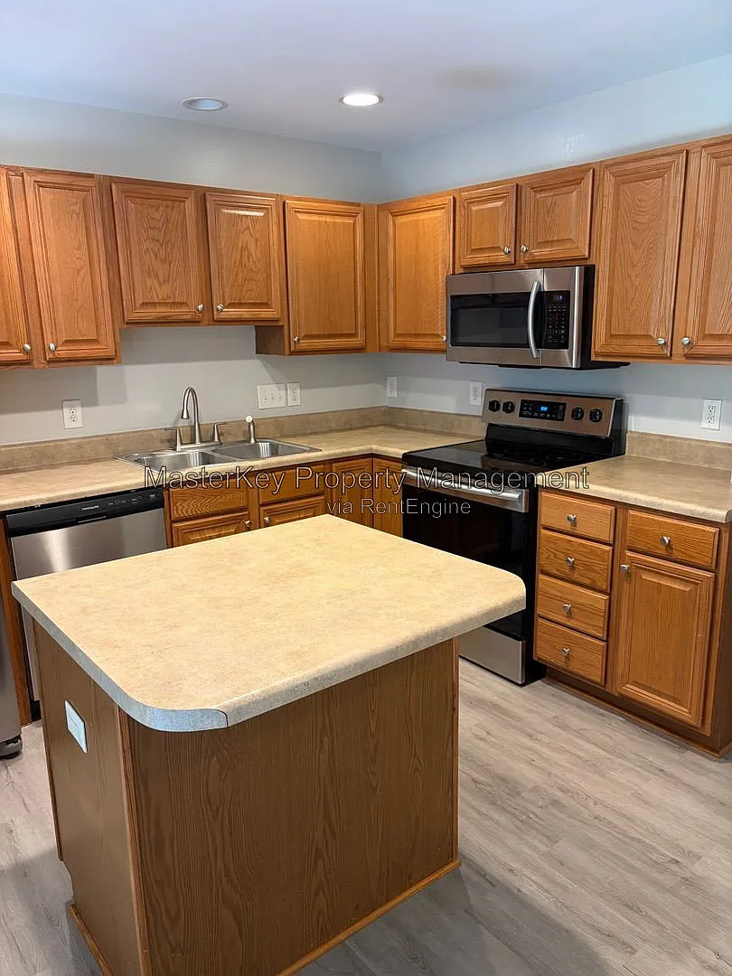 3 bed, 2.5 bath, 1328 sqft, $1,695 — Photo 3