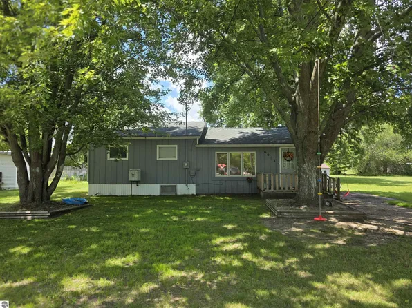 6053 NW Mill St, Riverdale, MI 48877