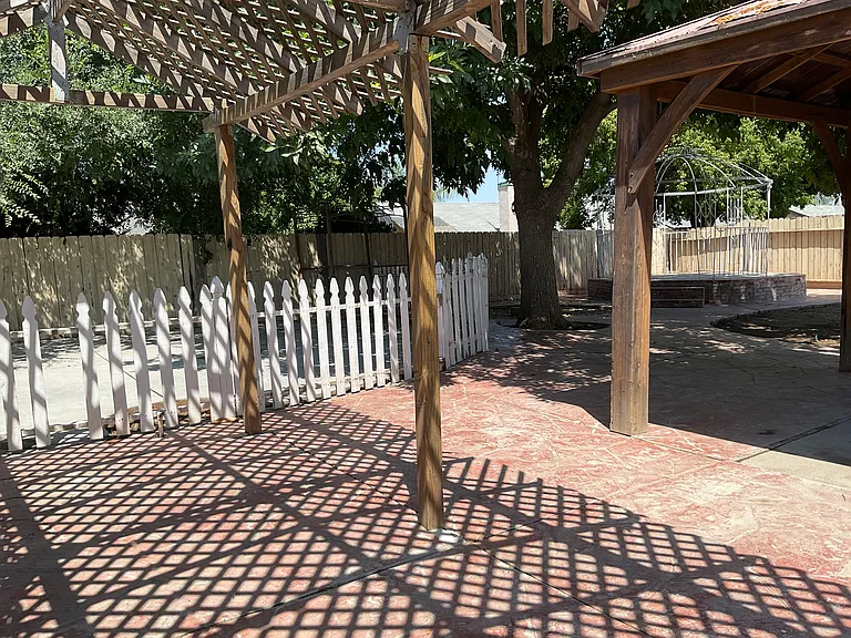 2041 Thompson Ave — Photo 26