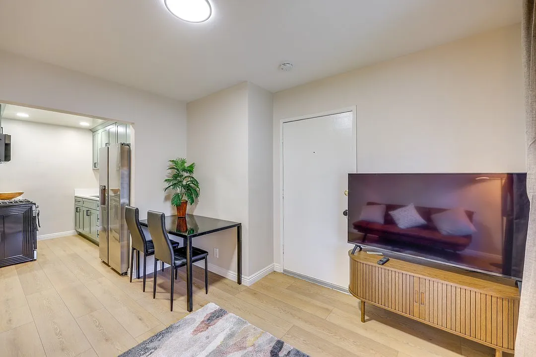 1 bed, 650 sqft, $2,400 — Photo 1