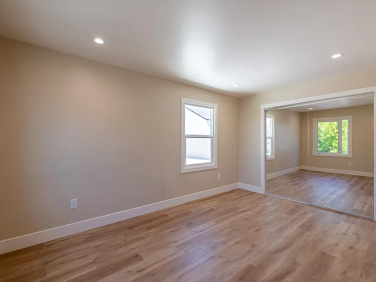 937 University Ave — Photo 8