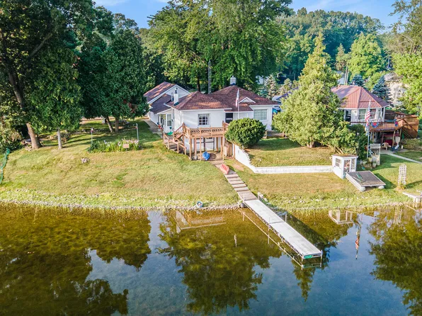 10142 Walnut Dr, Three Rivers, MI 49093