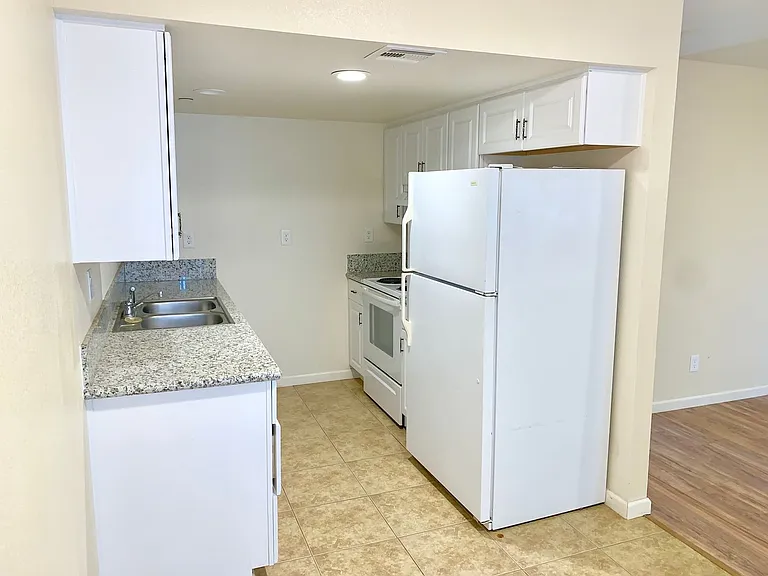 3328 N Marks Ave — Photo 7