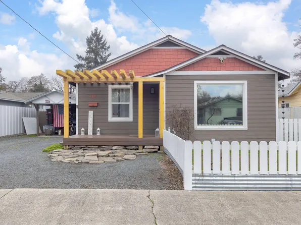 418 SE L St, Grants Pass, OR 97526