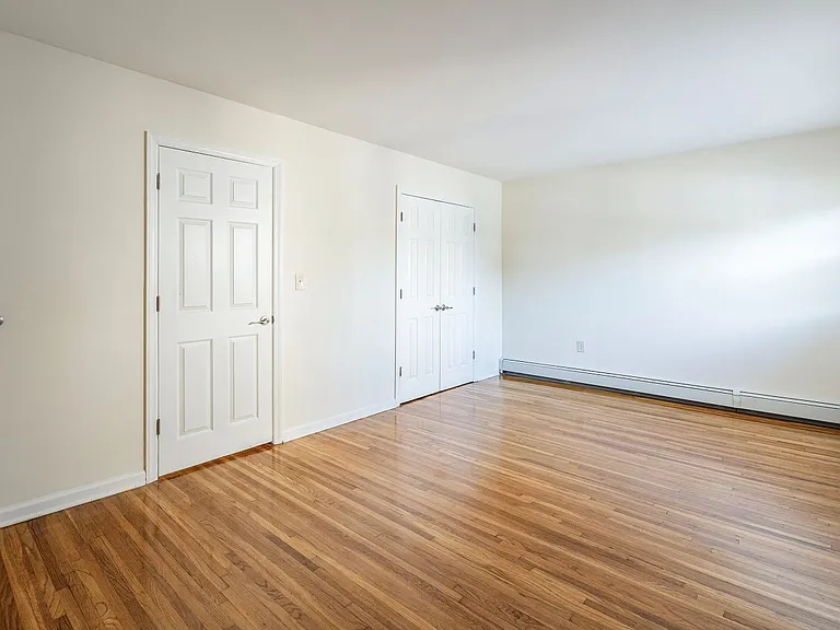 Newtonian Garden Apartments — Photo 24