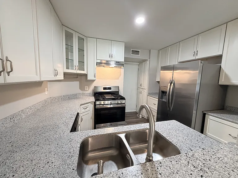 2412 Lakeview Cir #2414 — Photo 10