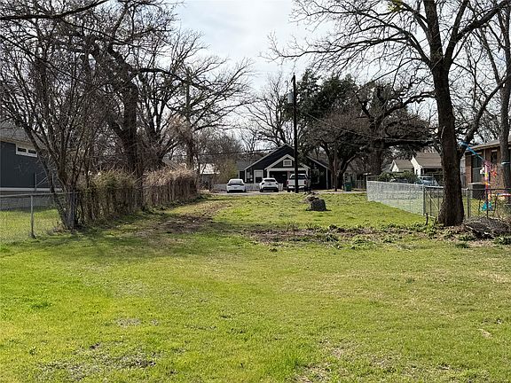 4th image of 900 N McCart St