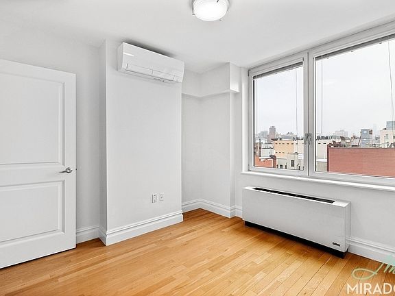 2nd image of 158 Hester St APT 7A