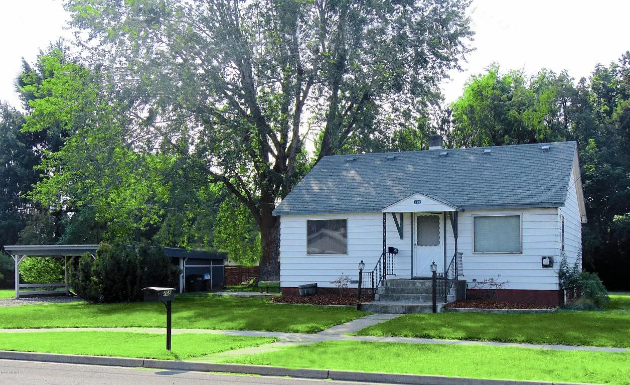 209 E 2nd St photo 1