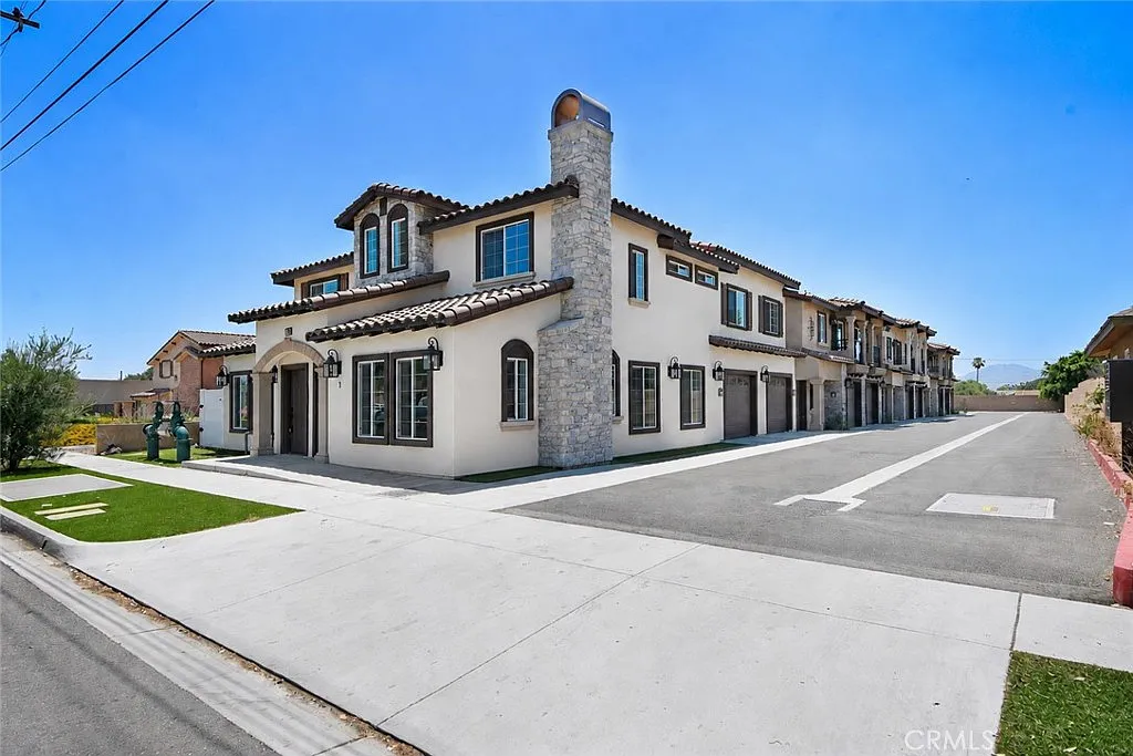3 bed, 2.5 bath, 1377 sqft, $3,100 — Photo 1