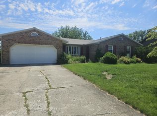 15736 Sunset Blvd, Wapakoneta, OH 45895
