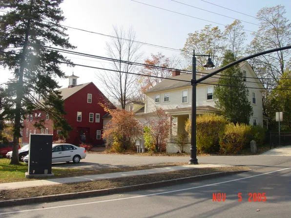 1 Main St APT 10, Durham, NH 03824