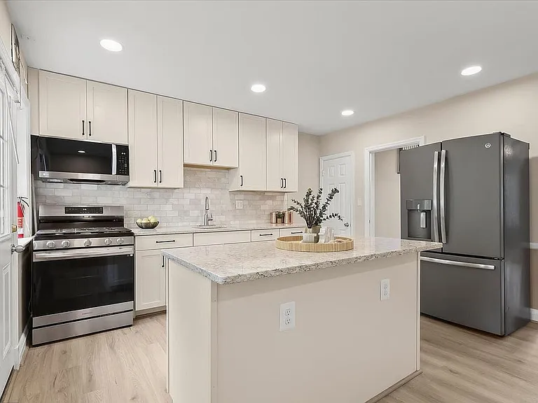 8 Enjay Ave — Photo 18