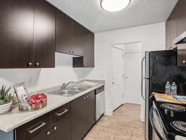 Beverly Grove Apartments — Photo 6