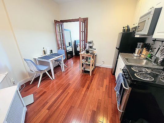 2nd image of 256 E 10th St #6V