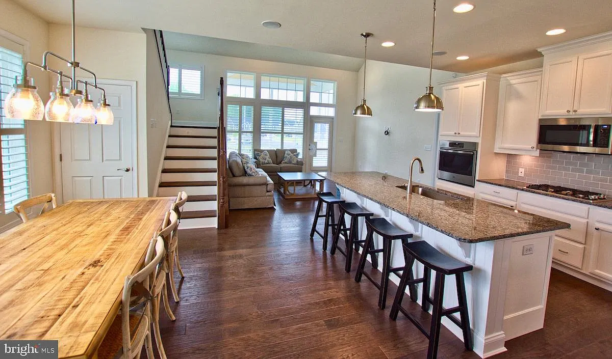 6 bed, 4.5 bath, 4500 sqft, $2,795 — Photo 4