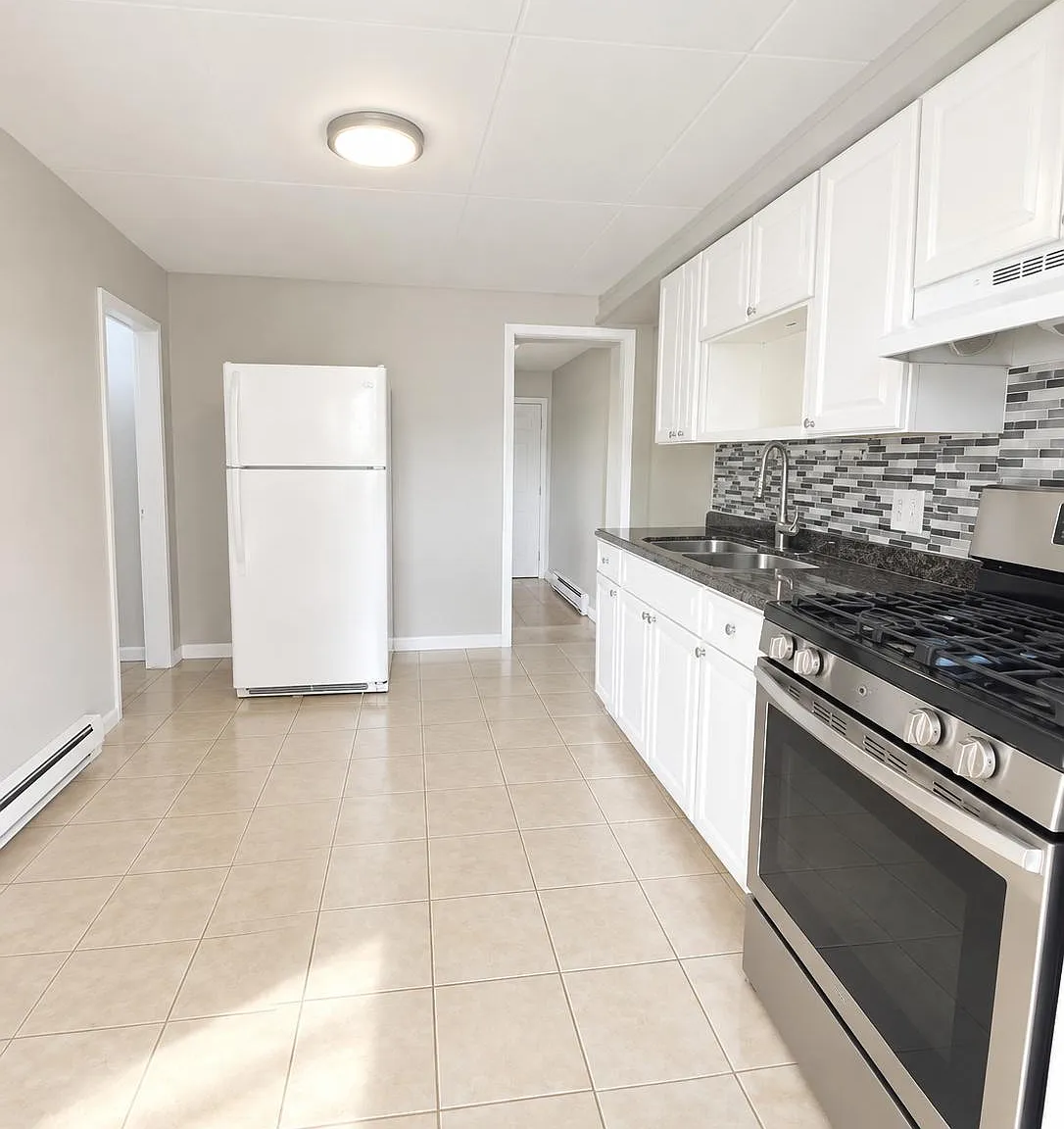 2 bed, 800 sqft, $2,000 — Photo 1