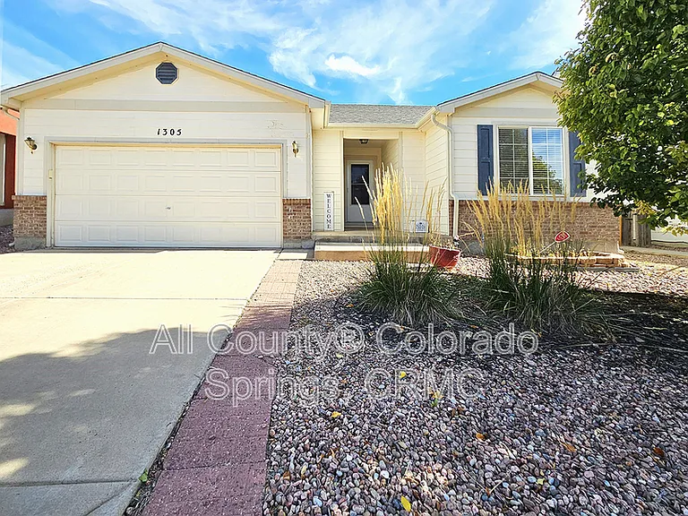 1305 Lords Hill Dr — Photo 1