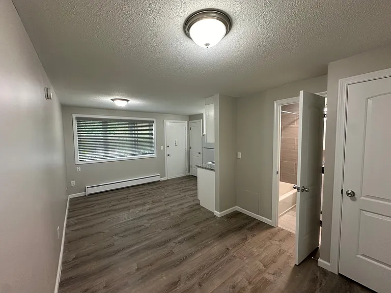 Crestwood Apartments — Photo 20