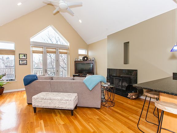 3rd image of 928 N Wood St #3