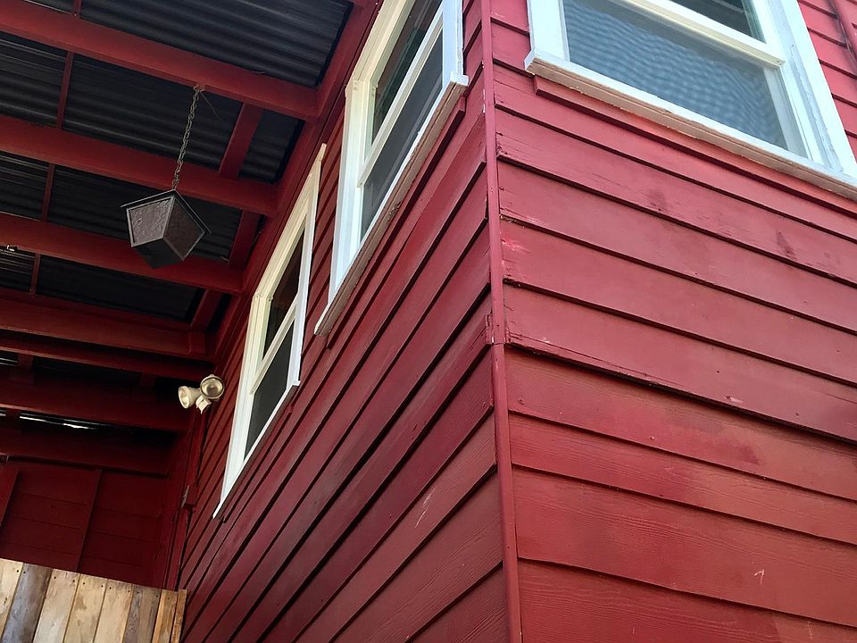 Rear walk up, private entrance, covered deck