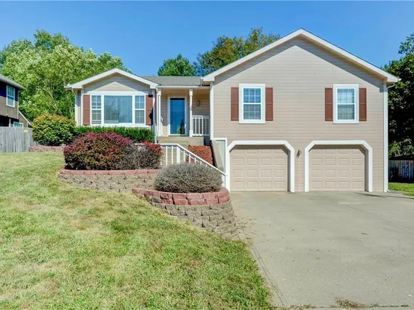 124 Oakbrook Ct, Lansing, KS 66043