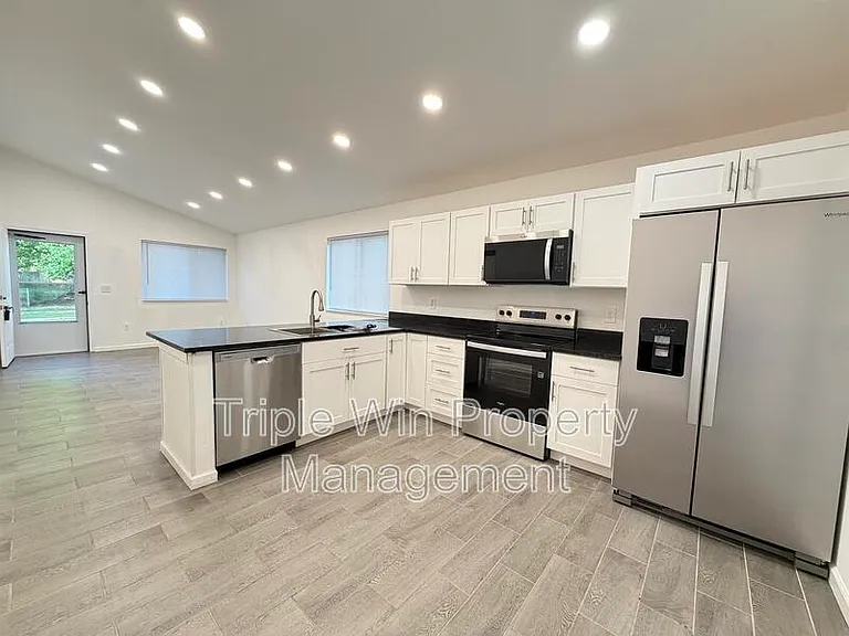 1332 Langholm Dr — Photo 6